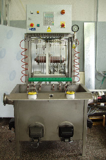 Jednoúčelový stroj je určený pro kontrolu těsnosti čerpadel.