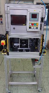 Stanice slouží k montáži stínění do tělesa konektoru. Zařízení je mimo jiné vybaveno kamerovým systémem společnosti Cognex pro kontrolu správného zalisování stínění. 