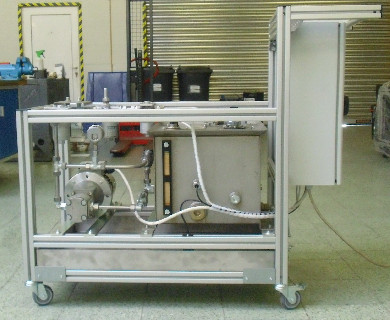 Filtrační vozík je určen pro přečerpávání hydraulické kapaliny s vyfiltrováním nečistot. Na zařízení jsou instalovány tři filtrační jednotky s výstupním filtrem 100µm. 